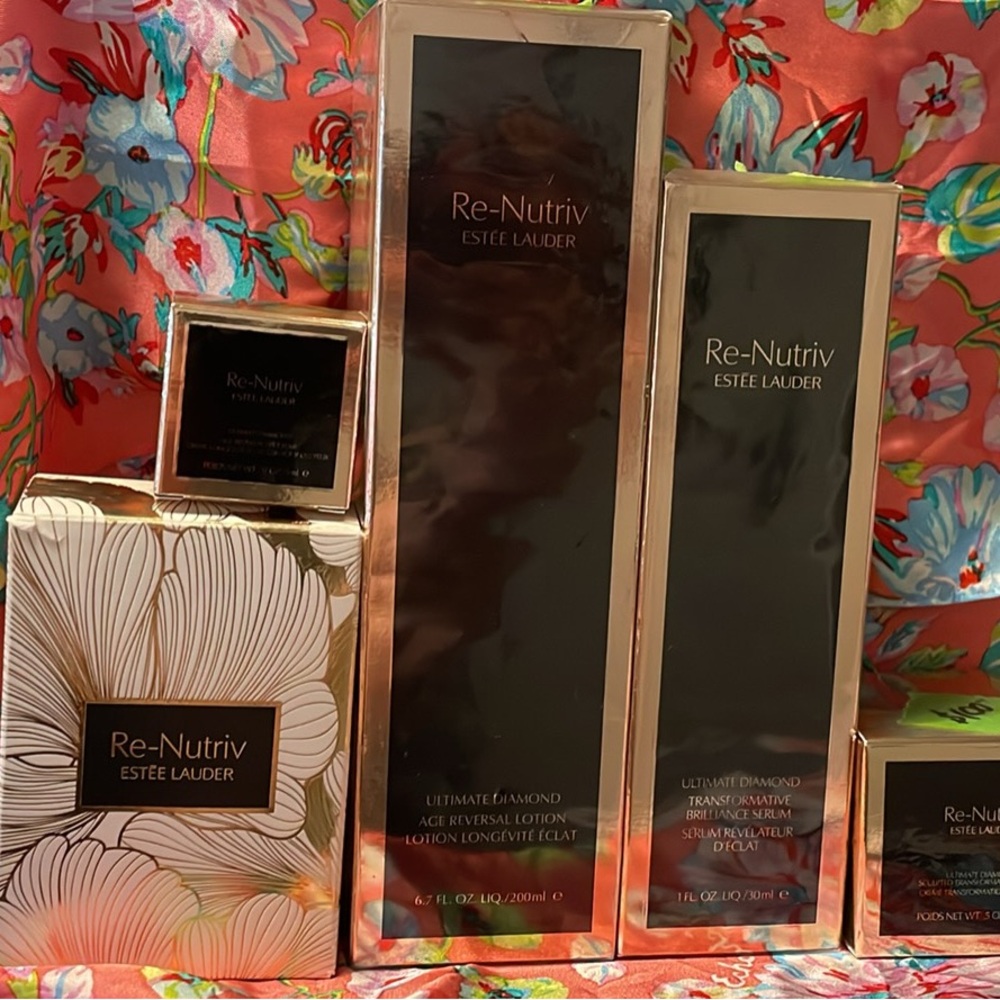 Estee Lauder Re-Nutriv Ultimate Diamond Collection - Gold and Black